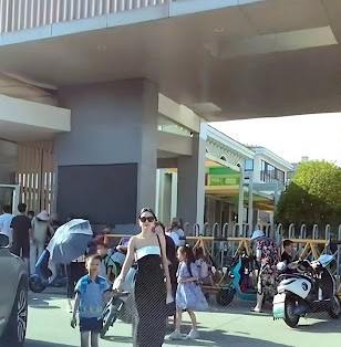 Những bộ đồ của nữ phụ huynh trên toát lên thần thái sang chảnh, quý phái. Nếu gặp chị ở sự kiện, không khéo có nhiều người nhầm là sao xịn đến tham dự.