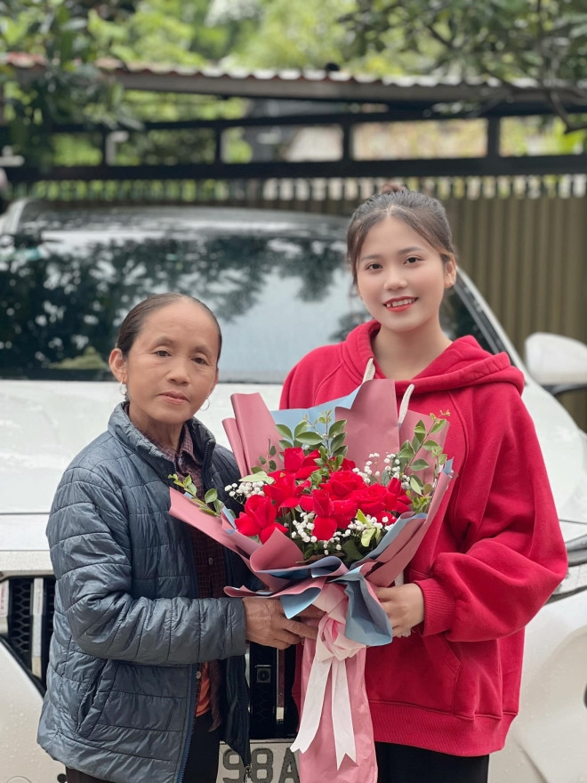 Bởi lẽ trước đó bà Tân từng nói rằng chỉ có hai con trai nên việc giới thiệu con gái út nhận về nhiều ý kiến trái chiều, trong đó có bình luận cho rằng bà nói dối, cố tình gây chiêu trò để được chú ý.