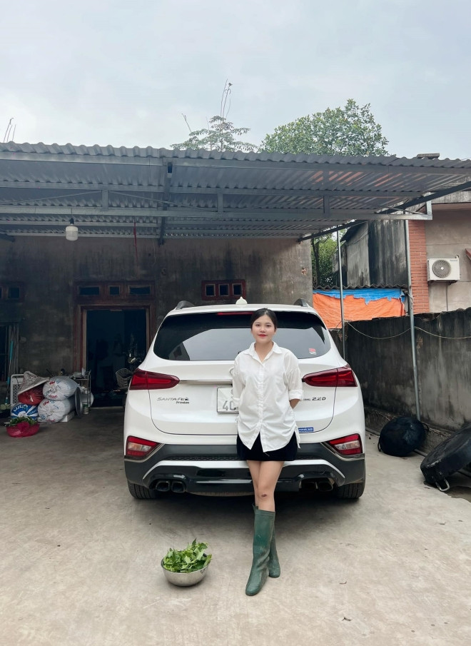 Trước những ý kiến trái chiều này, bà Tân cho biết Thanh Lương là con gái nuôi, vì thấy cô ngoan hiền nên nhận làm con: "Rất nhiều cháu hỏi bà đây có phải con gái ruột của bà không? Cháu Lương hiền lành nên bà nhận làm con. Cuộc đời bà không có con gái nên bà nhận cháu làm con gái".