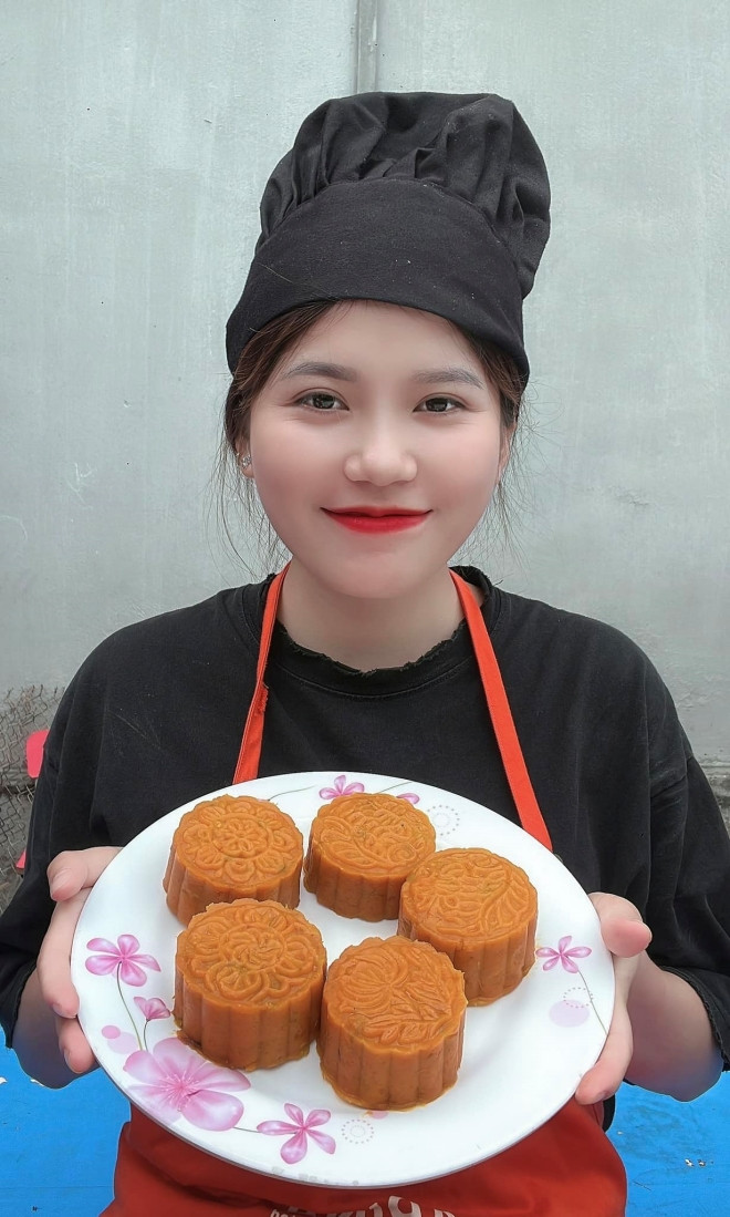 Cũng giống mẹ và các anh trai, Thanh Lương trở thành YouTuber, thu hút lượt theo dõi lớn nhờ vẻ ngoài xinh xắn, răng khểnh duyên dáng cùng làn da trắng trẻo.