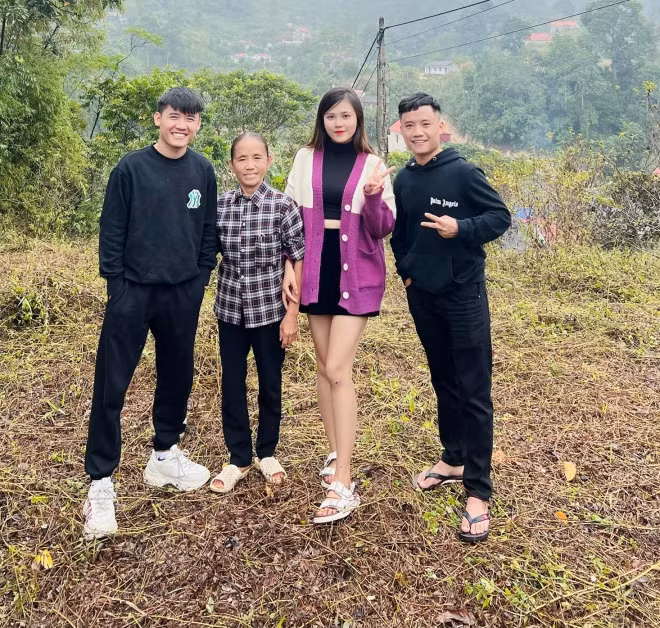 Con gai ba Tan Vlog ra sao khi tro thanh lam YouTuber?