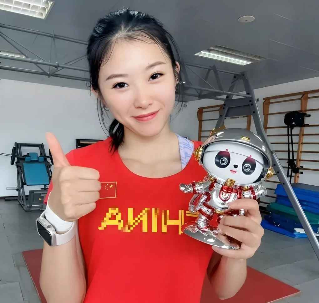 Wu Yanni sở hữu chiều cao 1,75m, vóc dáng săn chắc cùng gương mặt xinh xắn nên được cộng đồng mạng ưu ái gọi là "nữ thần điền kinh" hay "thiên thần trên đường chạy".