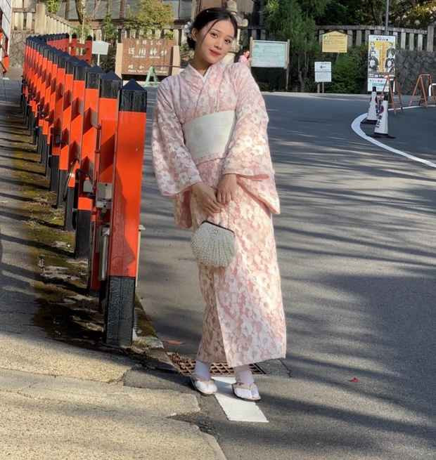 Đồng Thị Hoa Mỹ còn mặc trang phục truyền thống của xứ sở hoa anh đào để chụp ảnh. Bên dưới bài đăng Nhâm Mạnh Dũng không ngại ngần để lại bình luận khen bạn gái công khai: "Baby xinh".