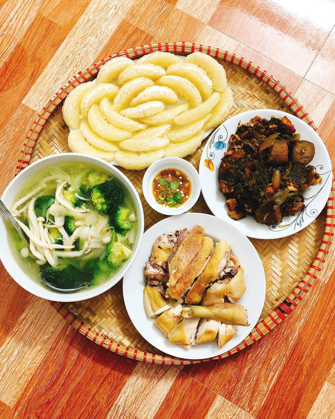 Anh chị em nhà Thoa đều đang học và làm việc tại Hà Nội, hơn nữa lại sống gần nhau nên chỉ cần có dịp, cô nàng sẽ lập tức hóa thân thành đầu bếp để chiêu đãi mọi người.