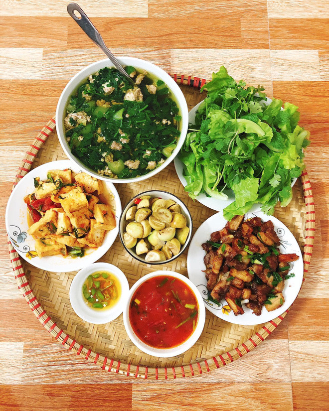 Thoa Thoa vốn là single mom, có một bé trai năm nay đã lên 9 tuổi. Mới đây, cô nàng làm náo loạn khi khoe các tác phẩm vào bếp của chính mình.