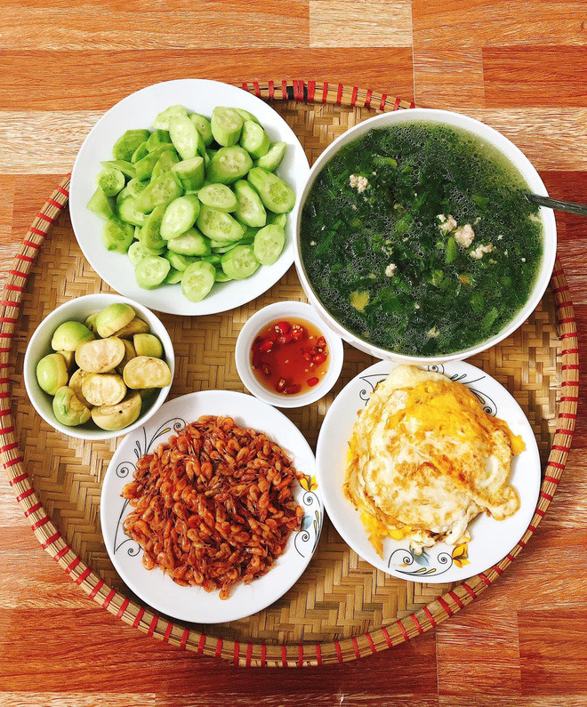 Thậm chí có đôi khi, chẳng cần trực tiếp ăn, chỉ cần ngắm loạt mâm cơm nhà nấu cũng đủ làm người ta thấy thỏa mãn. Điển hình như cô gái có tên Thoa Thoa đến từ Nam Định.