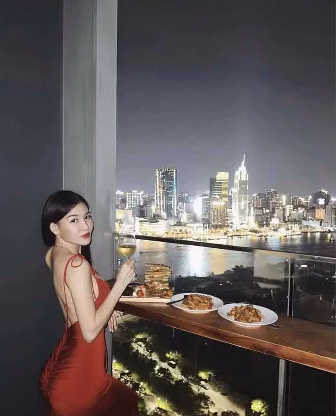 Hiện tại, Yến Xuân một PT tự do (huấn luyện viên thể hình), vì vậy không khó hiểu khi hot girl phòng gym sở hữu thân hình nóng bỏng, gợi cảm khiến nhiều cô gái ghen tị lẫn ngưỡng mộ.