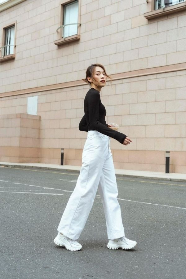 Khác với các hiện tượng mạng vụt sáng nhanh chóng rồi biến mất cũng nhanh chóng không kém, bằng sự nỗ lực của mình, Trần Khánh Vy luôn giữ được độ hot của mình.