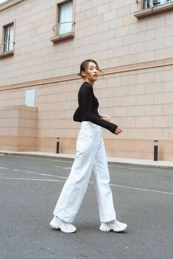 Khác với các hiện tượng mạng vụt sáng nhanh chóng rồi biến mất cũng nhanh chóng không kém, bằng sự nỗ lực của mình, Trần Khánh Vy luôn giữ được độ hot của mình.