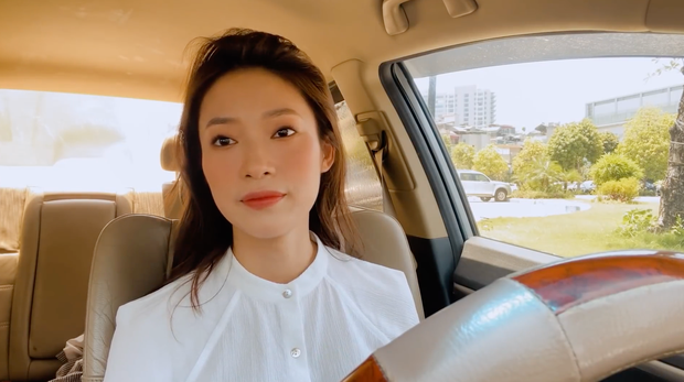 Dù đã được nghe về list thành tích cũng như hành trình đến với VTV của Khánh Vy không ít lần, tuy nhiên nhiều người vẫn tỏ ra khá tò mò không biết rốt cuộc MC mới của Olympia thường trải qua một ngày tại Đài truyền hình như thế nào, công việc cô nàng làm cụ thể là gì.