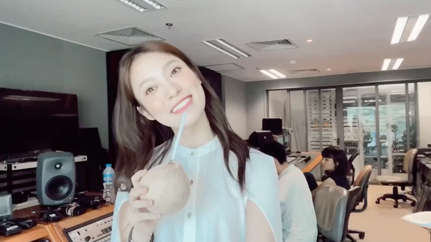 Cũng trong clip, dân mạng đã được chứng kiến một Khánh Vy lúc nào cũng tràn đầy năng lượng tích cực cùng nụ cười tươi rói trên môi. Khi làm việc thì cô nàng siêu nghiêm túc nhưng lúc trêu đồng nghiệp cũng tích cực chẳng kém gì.