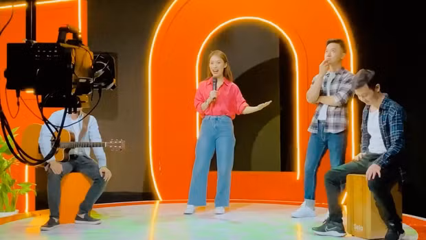 Trước khi quay hình, Khánh Vy sẽ tự trang điểm lại nhẹ nhàng và thay bộ đồ đã xếp trước ở nhà.