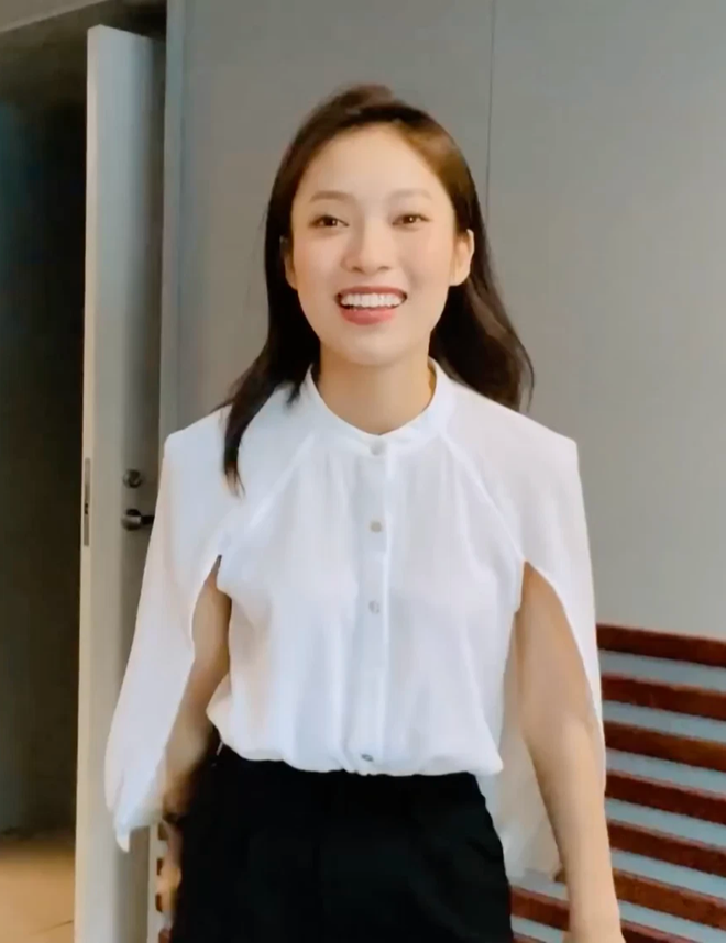 Cho những ai chưa biết thì một ngày của Khánh Vy sẽ bắt đầu bằng việc cô nàng tự lái xe tới Đài truyền hình. Chiếc xe được cô nàng sắm từ năm 19 tuổi, tuy chỉ là xe cũ nhưng cũng đủ chứng minh tài năng kiếm tiền không phải dạng vừa của gái xinh xứ Nghệ.