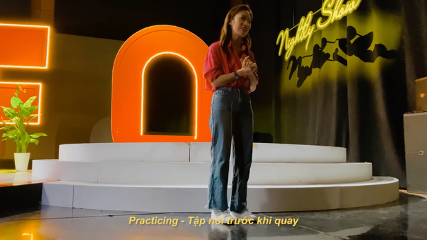 Tiếp đó, Khánh Vy cũng cần trao đổi nội dung với crew để mọi thứ diễn ra được thông suốt nhất.