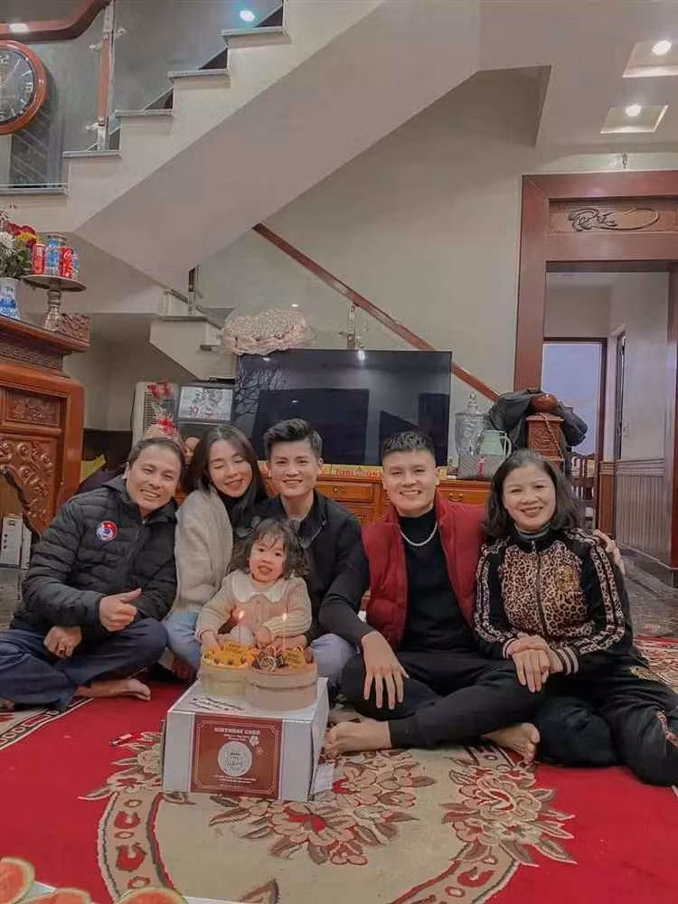 Kết thúc giải đấu với ngôi vị Á quân, các cầu thủ được trở về nhà đoàn tụ cùng gia đình, trong đó có Quang Hải. Mới đây, anh đã khoe ảnh chụp cùng bố mẹ, anh trai, chị dâu và cháu gái tại tư gia ở Đông Anh, Hà Nội.