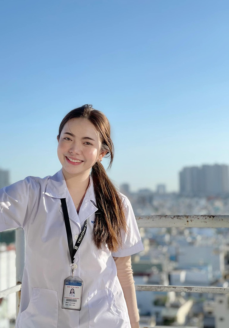 Gái xinh người Lào - An Di gây ấn tượng với người đối diện với gương mặt bầu bĩnh, mái tóc đen dài cùng làn da trắng sứ.