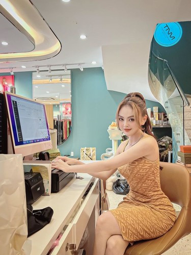 Em đi làm mà chỉ nghĩ đến đi chơi thì em nên ở nhà đi nhé. Ví dụ, em có xin việc chỗ chị thì cũng bị loại từ vòng gửi xe rồi. Kể cả chỉ phải trả 1,5 triệu/tháng chị cũng không thuê em", Trang Nemo gay gắt khi bị tài khoản này mỉa bắt nhân viên làm 12 tiếng/ngày như vậy thì không có thời gian đi chơi.