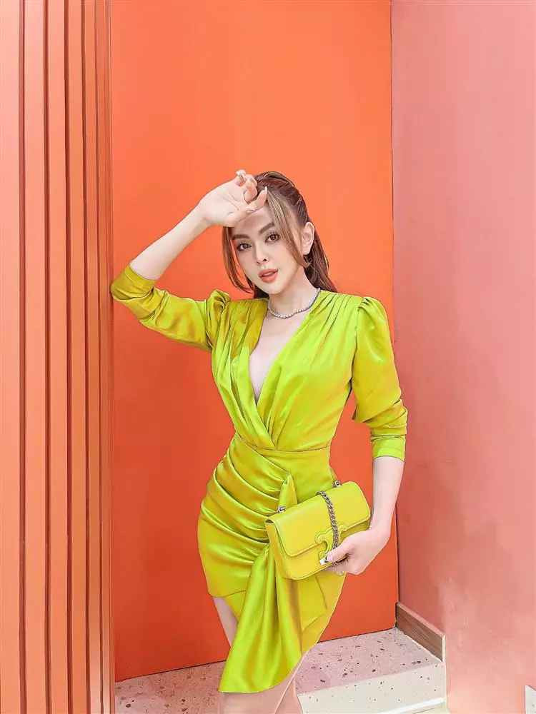 Theo lời của hot girl thị phi với biết bao scandal trên cõi mạng này nhân viên muốn vào làm trong shop của cô không yêu cầu phải có bằng cấp, có thể vừa làm vừa ngồi ghế massage.