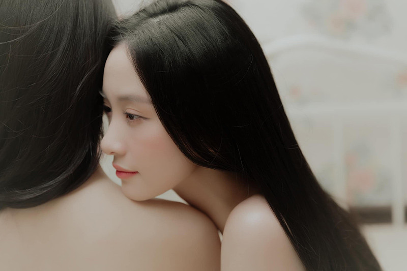 Tuy nhiên, nhìn bộ ảnh "chị chị em em" này của Linh Ka và Jun Vũ nhiều dân mạng đã hiểu sự thật của màn "thả thính" trên là sao.