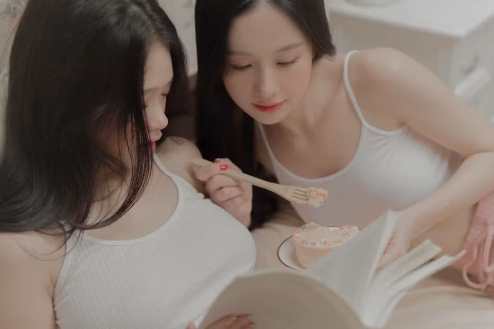 Đa phần dân mạng đều cho rằng đây là bộ ảnh đẹp xuất sắc bởi cặp đôi Linh Ka và Jun Vũ đều là những người "đẹp nghiêng nước, nghiêng thành".