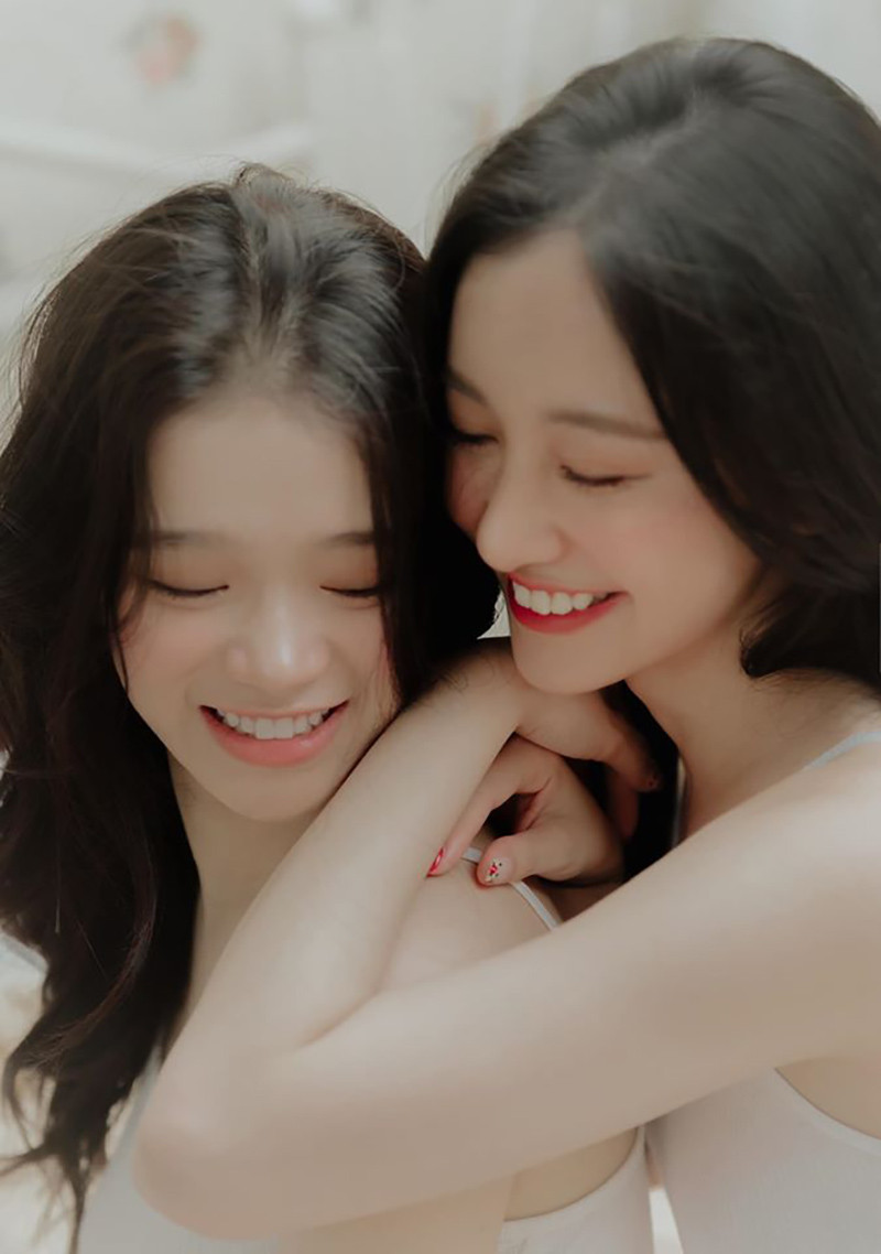 Cụ thể, bình luận vào một bức ảnh gợi cảm của Jun Vũ trên Instagram, Linh Ka thích thú khen ngợi "Tăng cân sao mà vẫn đỉnh thế. Chơi les không ạ?". Lập tức, hot girl Việt kiều trả lời "Em nghĩ sao về mối quan hệ đồng tính?".