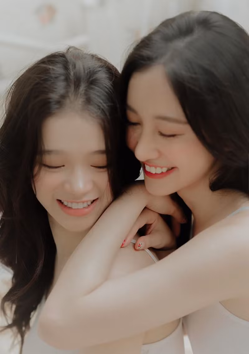 Cụ thể, bình luận vào một bức ảnh gợi cảm của Jun Vũ trên Instagram, Linh Ka thích thú khen ngợi "Tăng cân sao mà vẫn đỉnh thế. Chơi les không ạ?". Lập tức, hot girl Việt kiều trả lời "Em nghĩ sao về mối quan hệ đồng tính?".