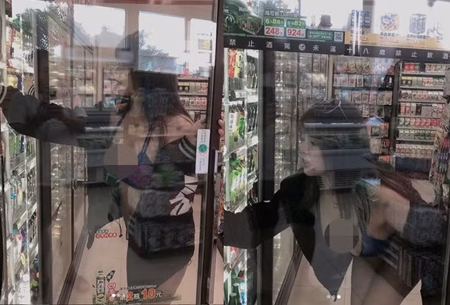 Áo khoét cổ sâu đã đành, người đẹp này còn táo bạo đến mức mặc cả bikini đi siêu thị.