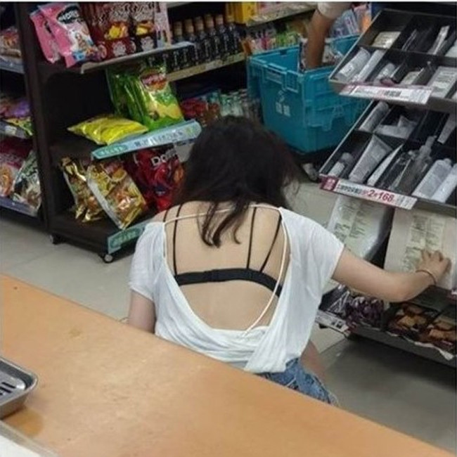 Vô tư mặc áo khoét lưng rộng toang hoác, cô gái cố tình để lộ lớp nội y dễ gây mất "cảm tình".