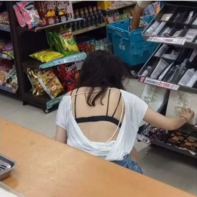 Vô tư mặc áo khoét lưng rộng toang hoác, cô gái cố tình để lộ lớp nội y dễ gây mất "cảm tình".