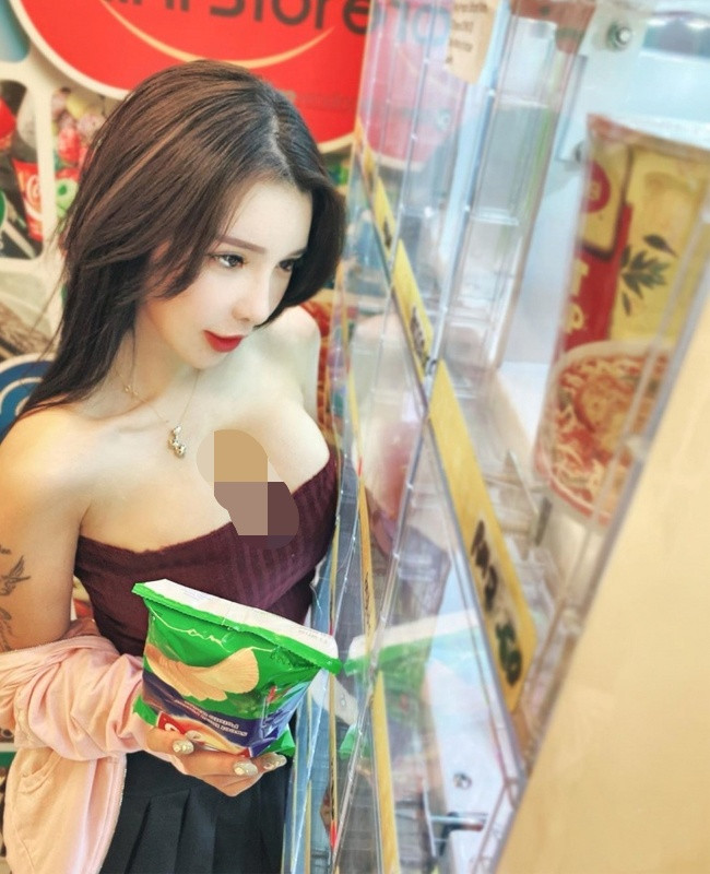 Không còn thả dáng ở giữa phố đông người, phái đẹp rủ nhau vào siêu thị tránh nắng nhưng cũng không quên lên đồ tôn dáng gợi cảm hết nấc.