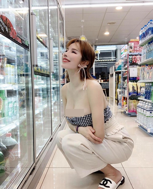 Chiếc áo quây phô diễn vòng 1 trễ nải của người đẹp này khiến vạn vật xung quanh như bị lu mờ.