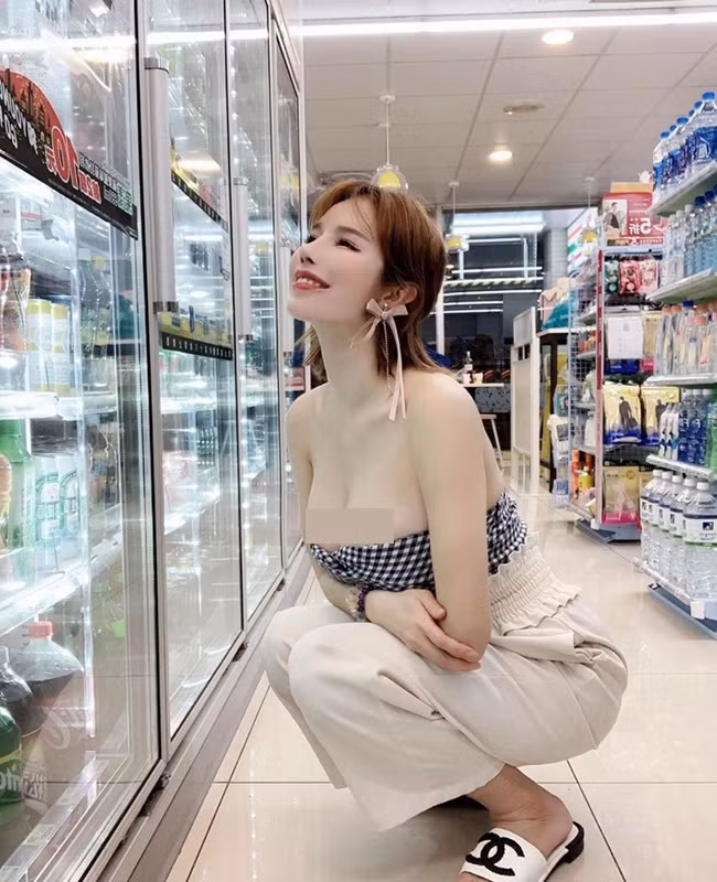 Chiếc áo quây phô diễn vòng 1 trễ nải của người đẹp này khiến vạn vật xung quanh như bị lu mờ.