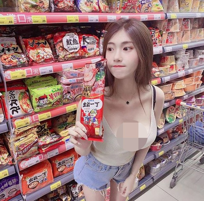 Trong đó, những chiếc áo 2 dây giúp phô diễn vòng 1 kết hợp quần sooc tôn vinh đôi chân dài nuột nà là những item được các chị em yêu thích hơn cả.