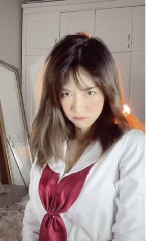 Nổi tiếng trên TikTok mang đến cho Lê Bống nhiều cơ hội làm gương mặt quảng cáo cho các nhãn hàng và từ đó thu nhập của cô nàng cũng vì thế mà gia tăng.