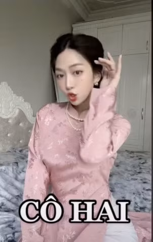 Nội dung chủ yếu trên kênh TikTok của Lê Bống là những clip nhún nhảy theo nhạc cũng như những clip diễn xuất hài hước. Con số theo dõi của Lê Bống ngày một tăng lên và hiện tại cô nàng đã đạt được mức 7,5 triệu lượt follow.