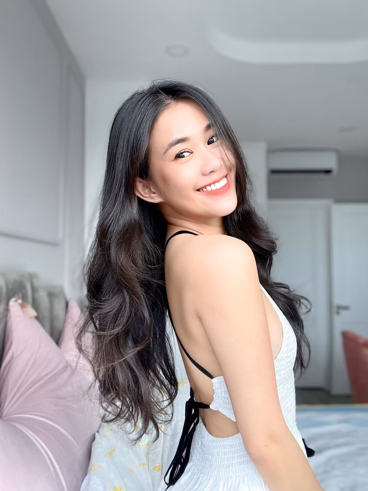 Do bị áp lực chuyện tiền bạc cùng với những sự cố xảy ra trong gia đình, hot girl 9X này đã lao vào làm việc "điên cuồng".