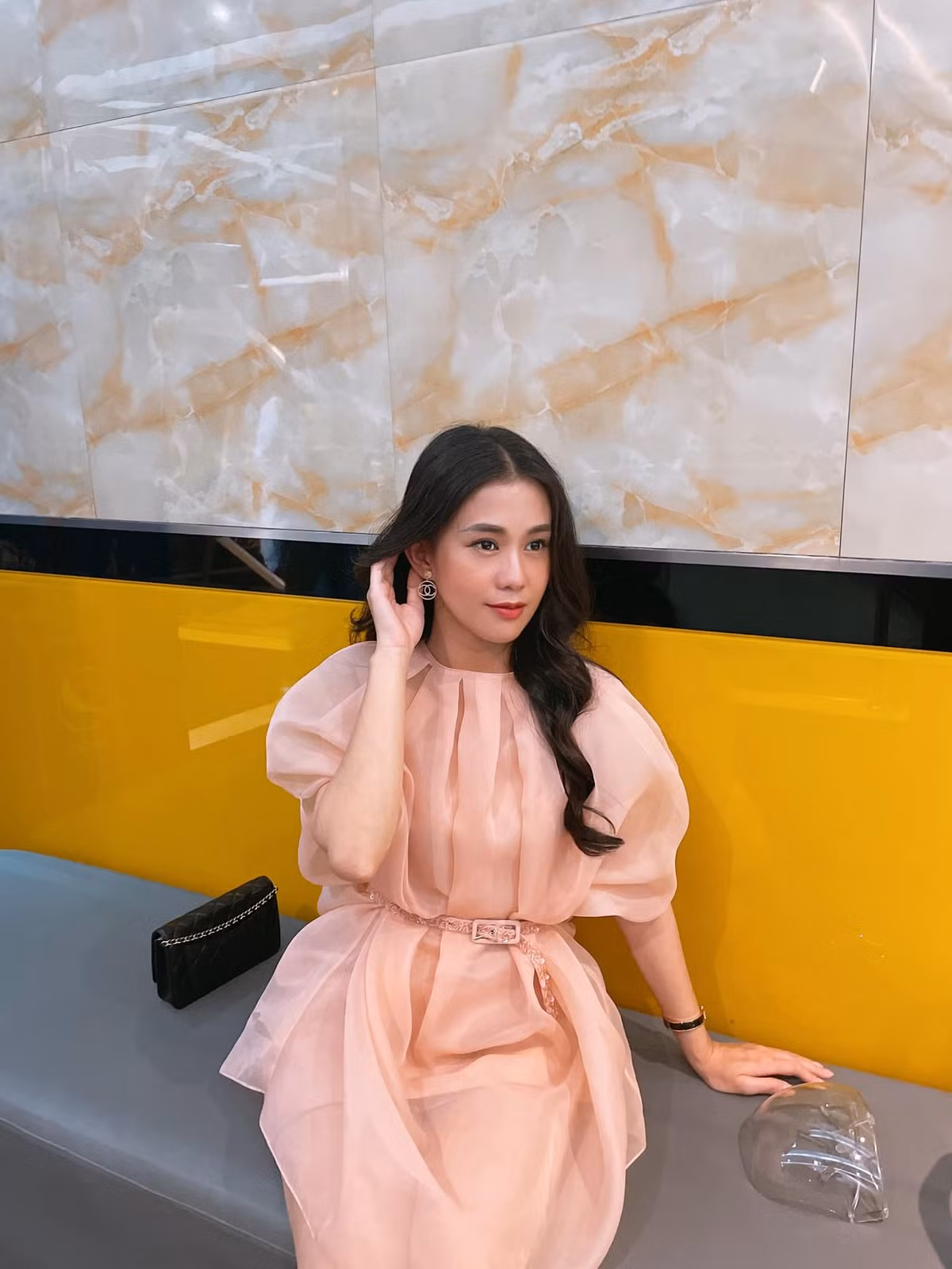 Căn hộ hiện tại của Ngọc Thảo nằm trong khu chung cư cao cấp tại quận 2 có diện tích 85m2 với 2 phòng ngủ, 2 phòng tắm. Gái xinh 9X cho biết tổng chi phí decor rơi vào khoảng hơn 850 triệu đồng, trong đó, nhiều món có giá rẻ hều mà cô "săn" được qua các trang TMĐT.