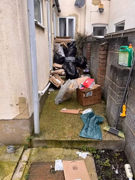 Trong suốt 2 năm, Pringle nhiều lần cố gắng liên hệ nhưng bị từ chối: "Anh ta không cho chúng tôi vào. Thông thường, chúng tôi kiểm tra nhà mỗi 6 tháng để đảm bảo mọi thứ bình thường. Nhưng trừ khi có tình huống khẩn cấp, chúng tôi không thể tự ý vào nhà".