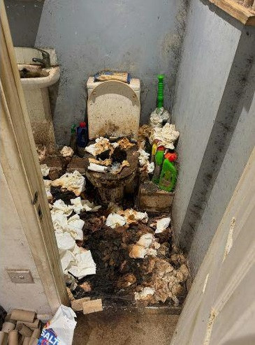 Để tiếp tục cho thuê, Pringle phải thuê một đội dọn dẹp chuyên nghiệp để khôi phục lại căn hộ.