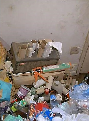 Trong nhà còn chất đầy hộp thức ăn giao tận nơi, vỏ trứng và lon nước rỗng. Căn hộ ngập rác suốt 2 năm, chỉ còn một chỗ nhỏ trên ghế sofa để ngủ