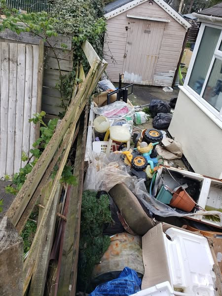 Hàng xóm tầng trên từng phản ánh rằng người thuê không bao giờ đổ rác và hiếm khi ra khỏi nhà. Điều này khiến Pringle vô cùng lo lắng, thậm chí đã liên hệ với các tổ chức phúc lợi xã hội nhưng vì người thuê không chủ động tìm kiếm sự giúp đỡ, họ cũng bất lực.