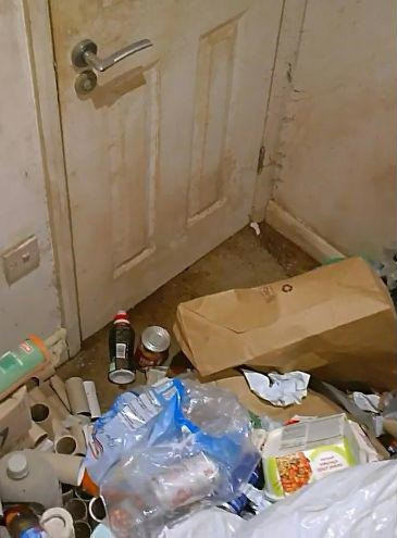 Căn hộ bị phủ kín bởi rác thải suốt 2 năm, chỉ còn một khoảng nhỏ trên ghế sofa – nơi có vẻ là chỗ người thuê dùng để ngủ. Mặc dù bên ngoài có một khu vườn nhưng cửa sổ và rèm cửa chưa bao giờ được mở ra.