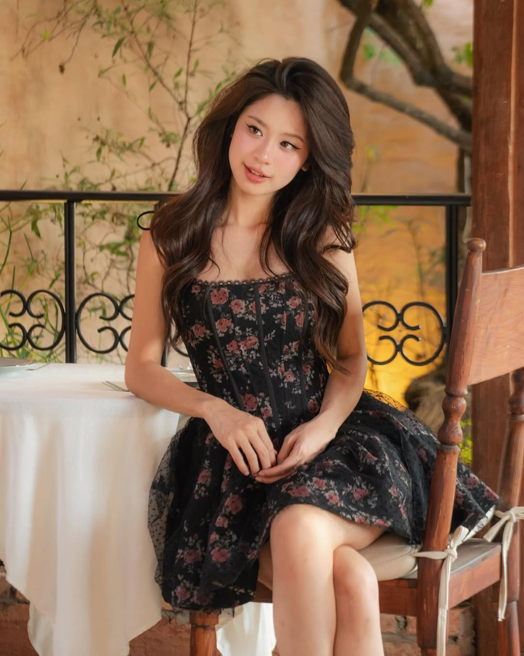 Mới đây, Hàn Hằng đăng tải loạt ảnh nhẹ nhàng, bồng bềnh trong chuyến đi đám cưới của người chị thân thiết là Salim.