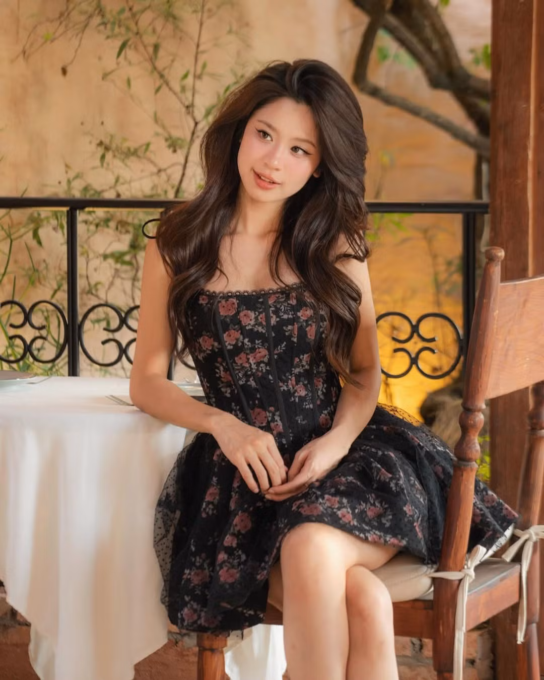 Mới đây, Hàn Hằng đăng tải loạt ảnh nhẹ nhàng, bồng bềnh trong chuyến đi đám cưới của người chị thân thiết là Salim.