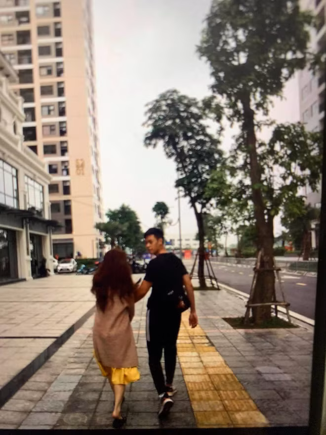 Ban gai Quang Hai bat ngo bi boc phot 