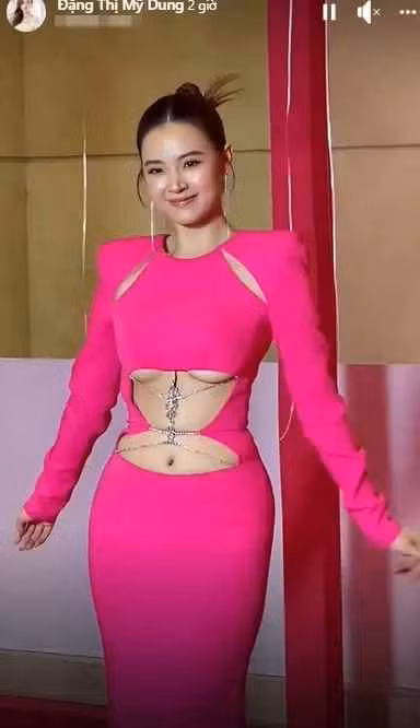 Mới nhất trên trang cá nhân, cựu hot girl Midu khoe ảnh check-in khi đi ra ngoài cùng bạn bè.