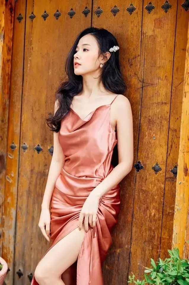 Midu từng khéo khoe "đôi gò bồng đào" khi diện chiếc bra màu trắng cực quyến rũ bên ngoài khoác áo vest kết hợp chân váy cùng màu ngắn trên đầu gối.