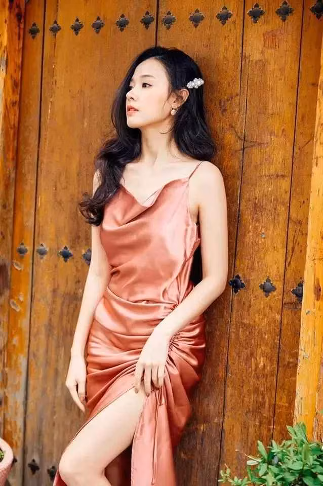 Midu từng khéo khoe "đôi gò bồng đào" khi diện chiếc bra màu trắng cực quyến rũ bên ngoài khoác áo vest kết hợp chân váy cùng màu ngắn trên đầu gối.