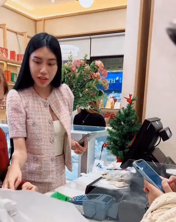 Mới đây, “team qua đường” bắt gặp Shayne Trần tại chuỗi cửa hàng của gia đình.