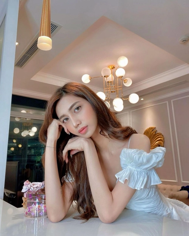 Những ai đã quen với một Shayne Trần xinh đẹp trên ảnh chắc chắn sẽ không thất vọng khi thấy cô nàng ngoài đời. Bởi lẽ dù bị chụp vội, chụp không căn chỉnh góc, nàng ái nữ vẫn tỏa sáng với thần thái sang chảnh, nổi bật.